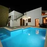 Holiday home Casa America- Private Heated Pool- Sun & Solarium Experience