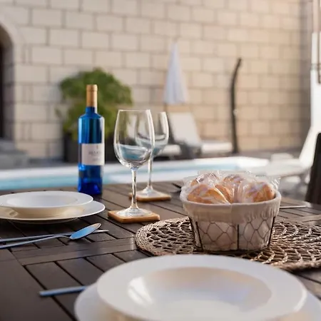 Casa America- Private Heated Pool- Sun & Solarium Experience