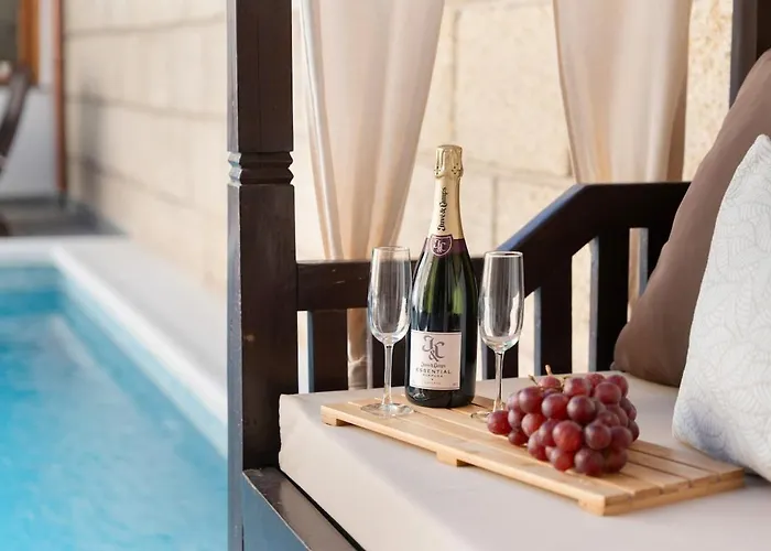 Casa America- Private Heated Pool- Sun & Solarium Experience