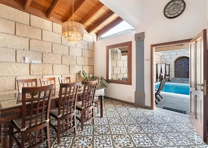 Dom wakacyjny Casa America- Private Heated Pool- Sun & Solarium Experience