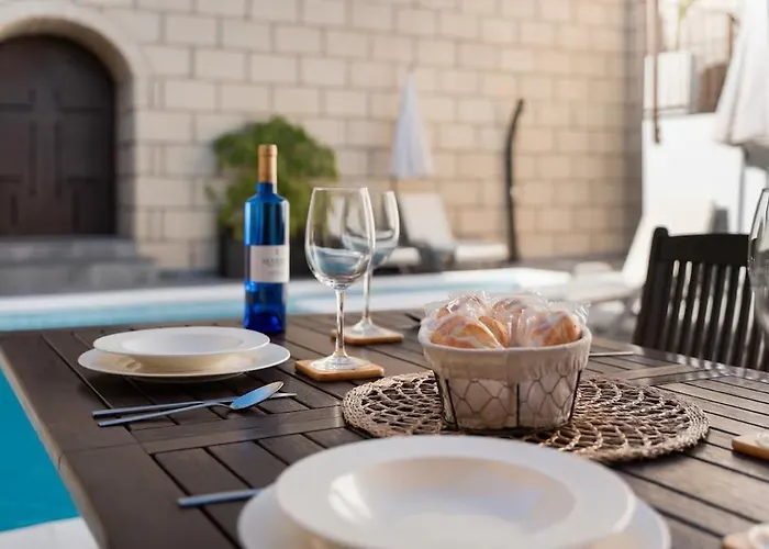 Casa America- Private Heated Pool- Sun & Solarium Experience