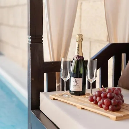 Casa America- Private Heated Pool- Sun & Solarium Experience